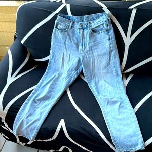 American Eagle size 6 Mom Jean in a light denim wash